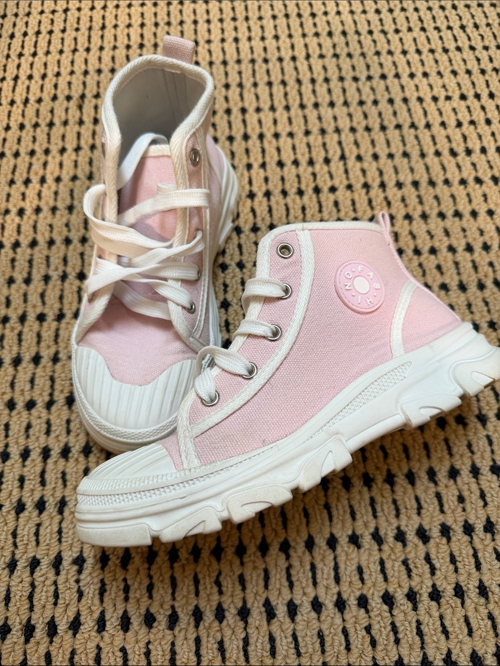 Girls size 35 Kids High-Top Canvas Sneakers in Light Pink